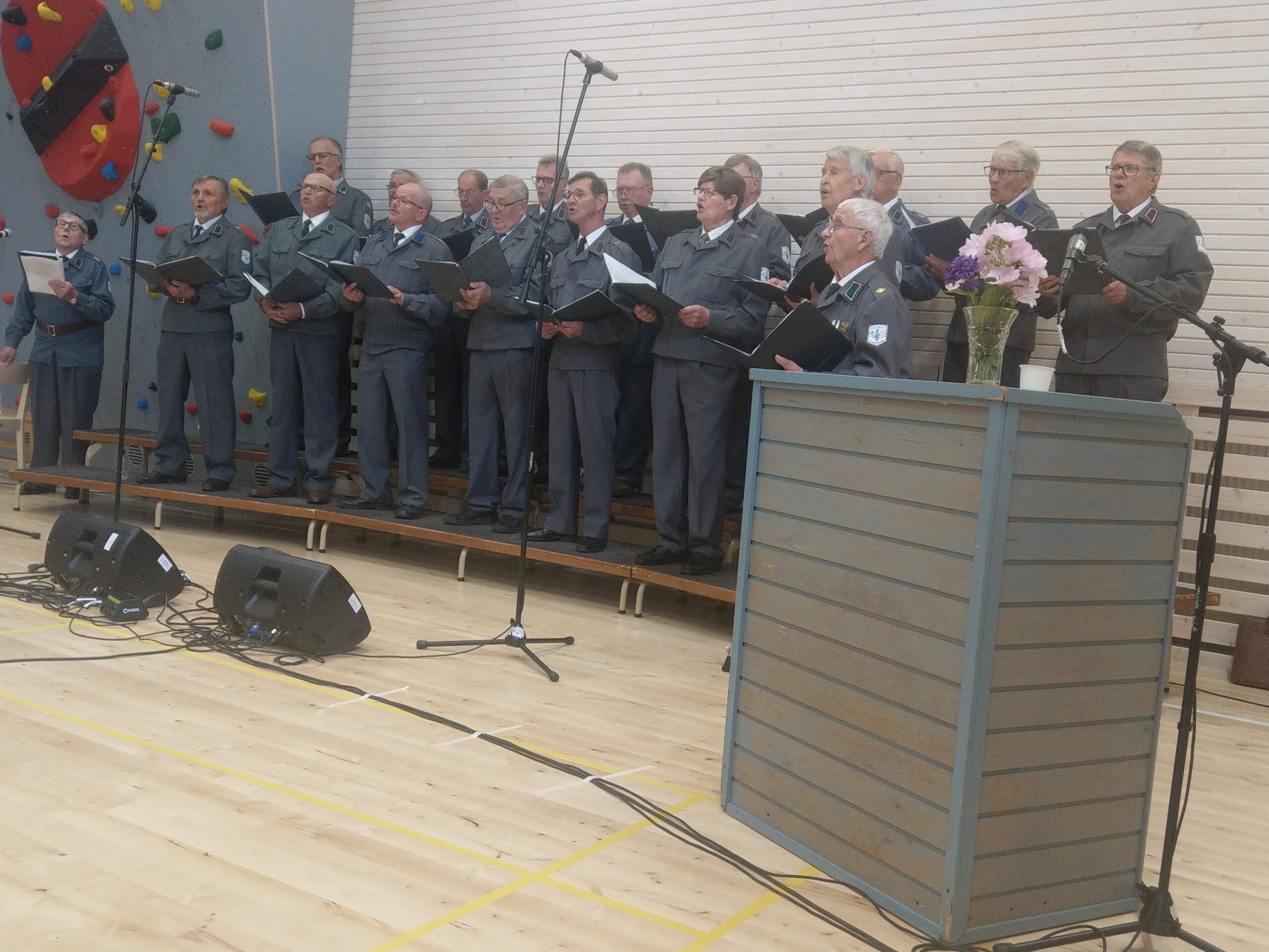 Korsukuoron 25-vuotisjuhlakonsertti oli menestys. Kuoro lauloi itsensä yleisön sydämiin Luoma-ahon kylätalolla. Kuva: Markku Harju