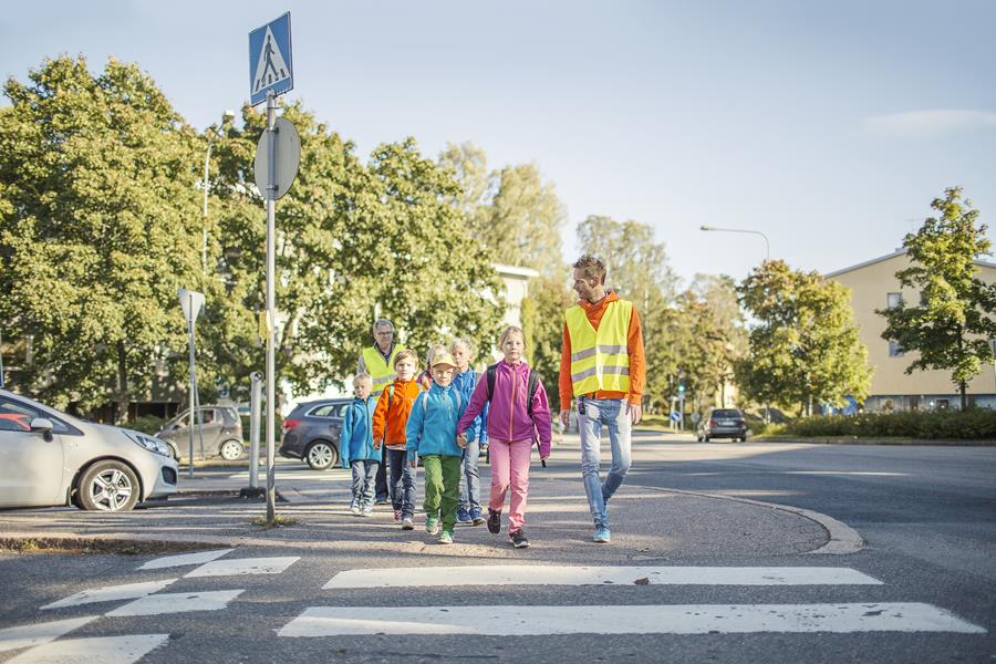 Liikenneturva kannustaa vanhempia aloittamaan koulumatkan harjoittelun yhdessä lapsen kanssa hyvissä ajoin.