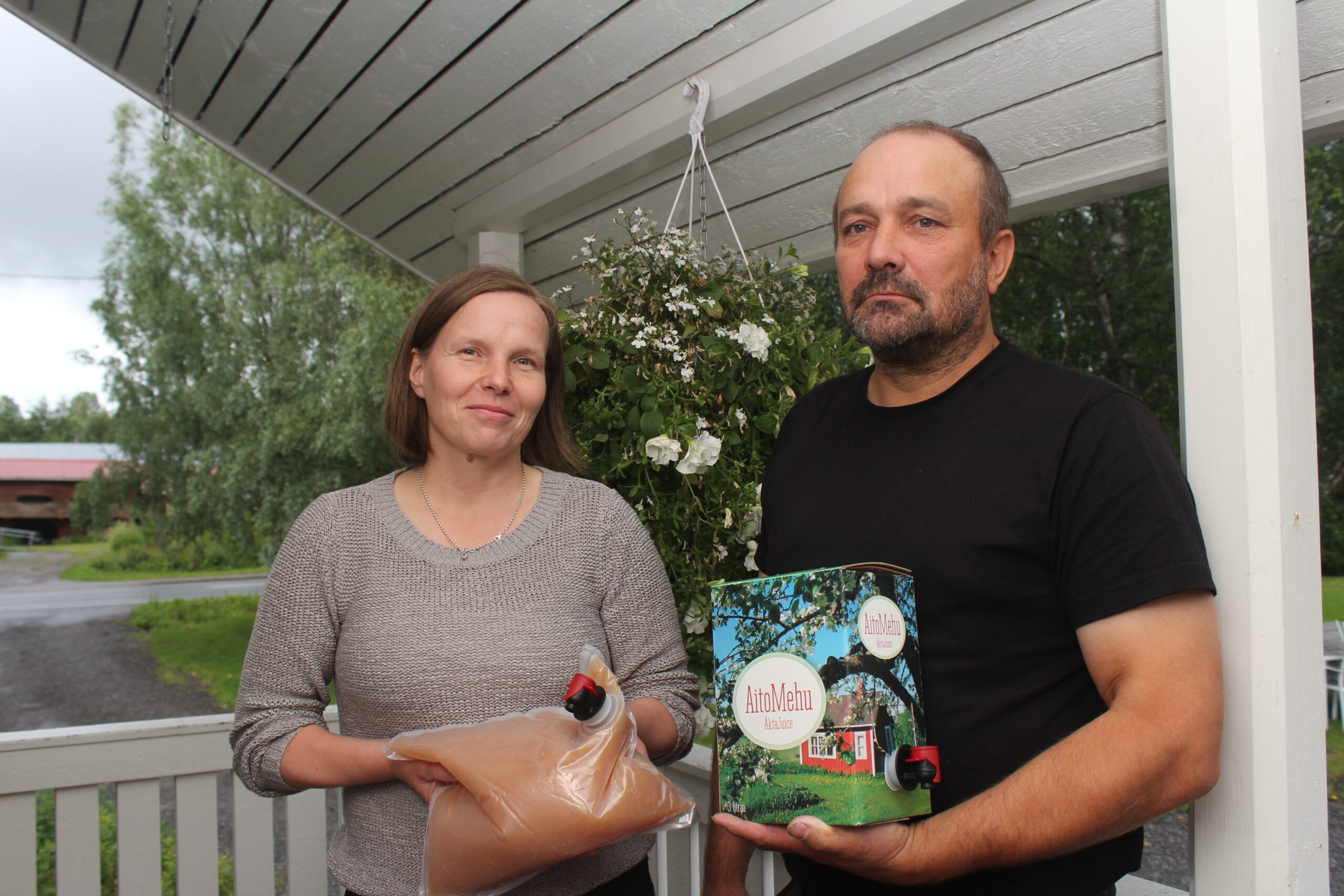Elina ja Juha Sillanpäällä koittaa kohta kiireinen aika, sillä omenasato kypsyy ja mehuasema aloittaa toimintansa.