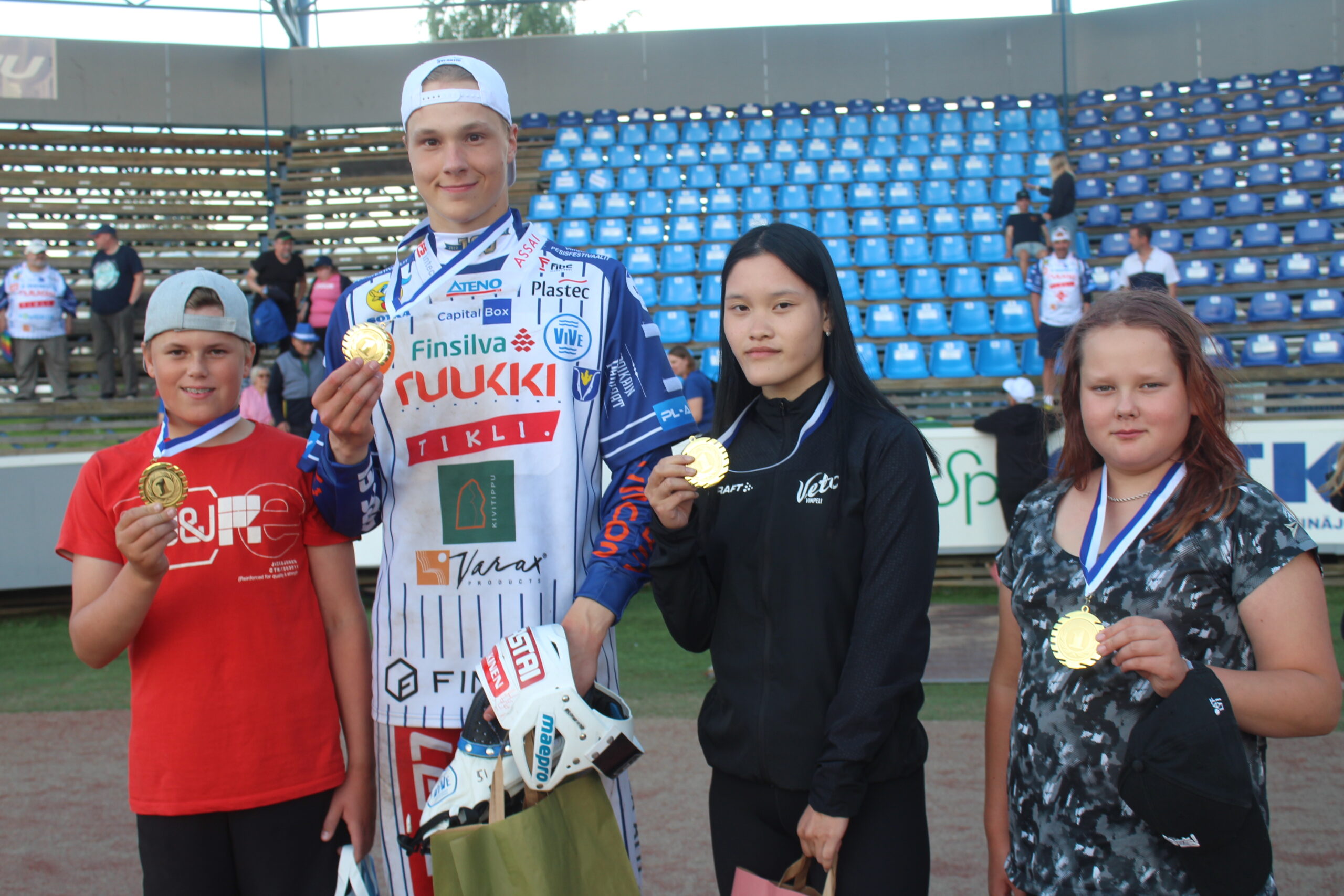 Neljä vimpeliläistä maailmanmestaria samassa kuvassa: Topias Lönnmark (vas.), Lauri Vihriälä, Sanni Kangasniemi ja Ronja Lammi.