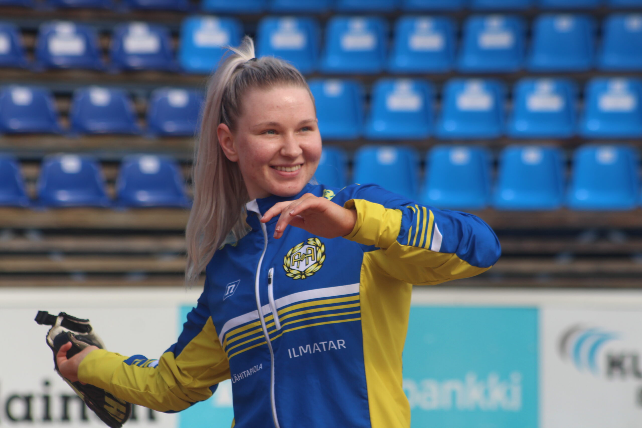 Vimpelin Saarikentällä ratkotaan miesten Superpesiksen sarjapisteiden lisäksi myös muiden muassa räpylänheiton maailmanmestaruuden kohtalo. Oman tyylinäytteensä antaa Alajärven Ankkureiden naisten suomensarjajoukkueen Roosa Aho.