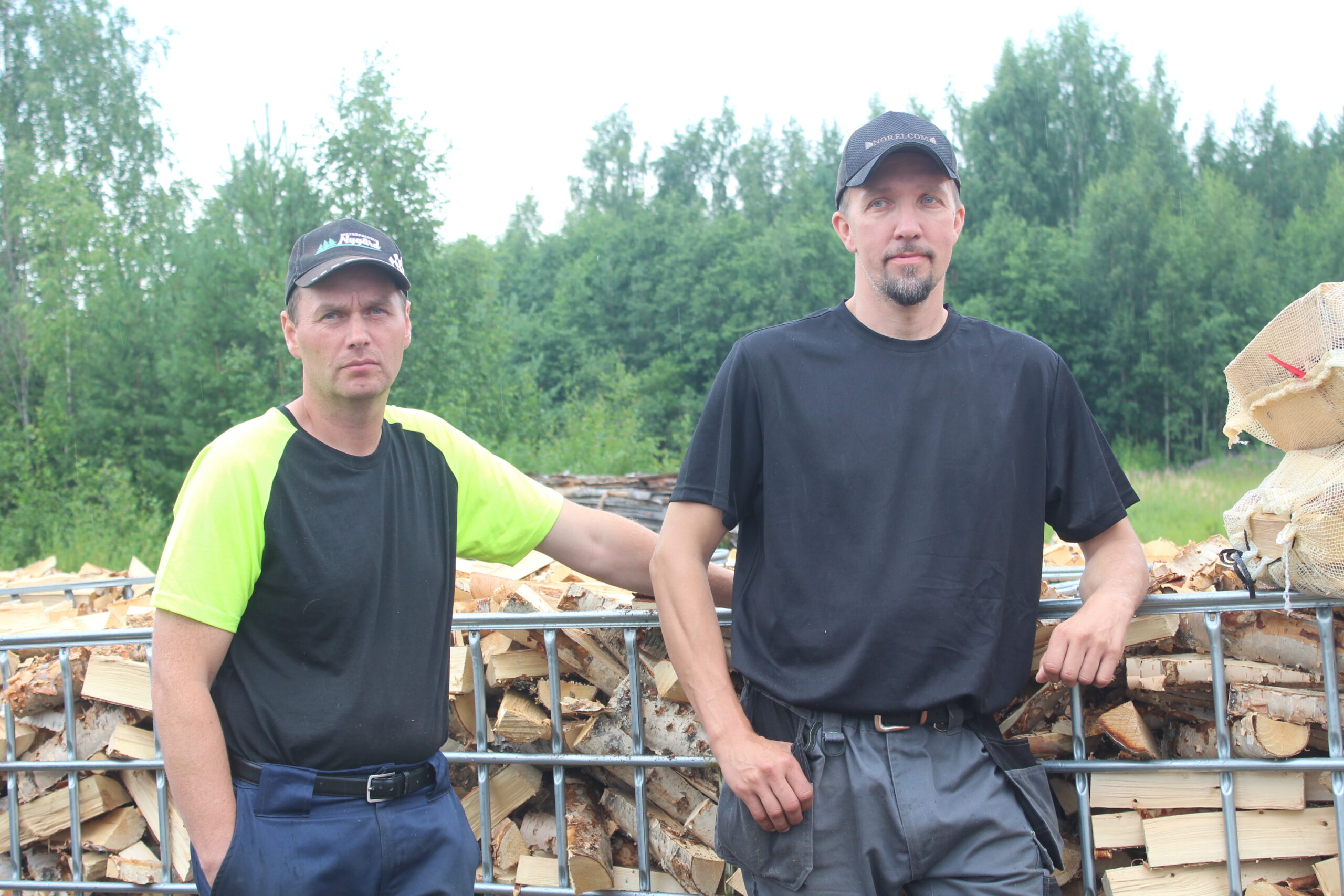 Kokeneet polttopuun valmistajat ja myyjät Arto Nygård (vas.) ja Ari Niemenaho yhdistivät voimansa. Nyt toimintaa voidaan pyörittää läpi vuoden. Polttopuun kysyntä on ollut jo nyt, vaikka alan kiireisimmät ajat alkavat yleensä elokuussa.