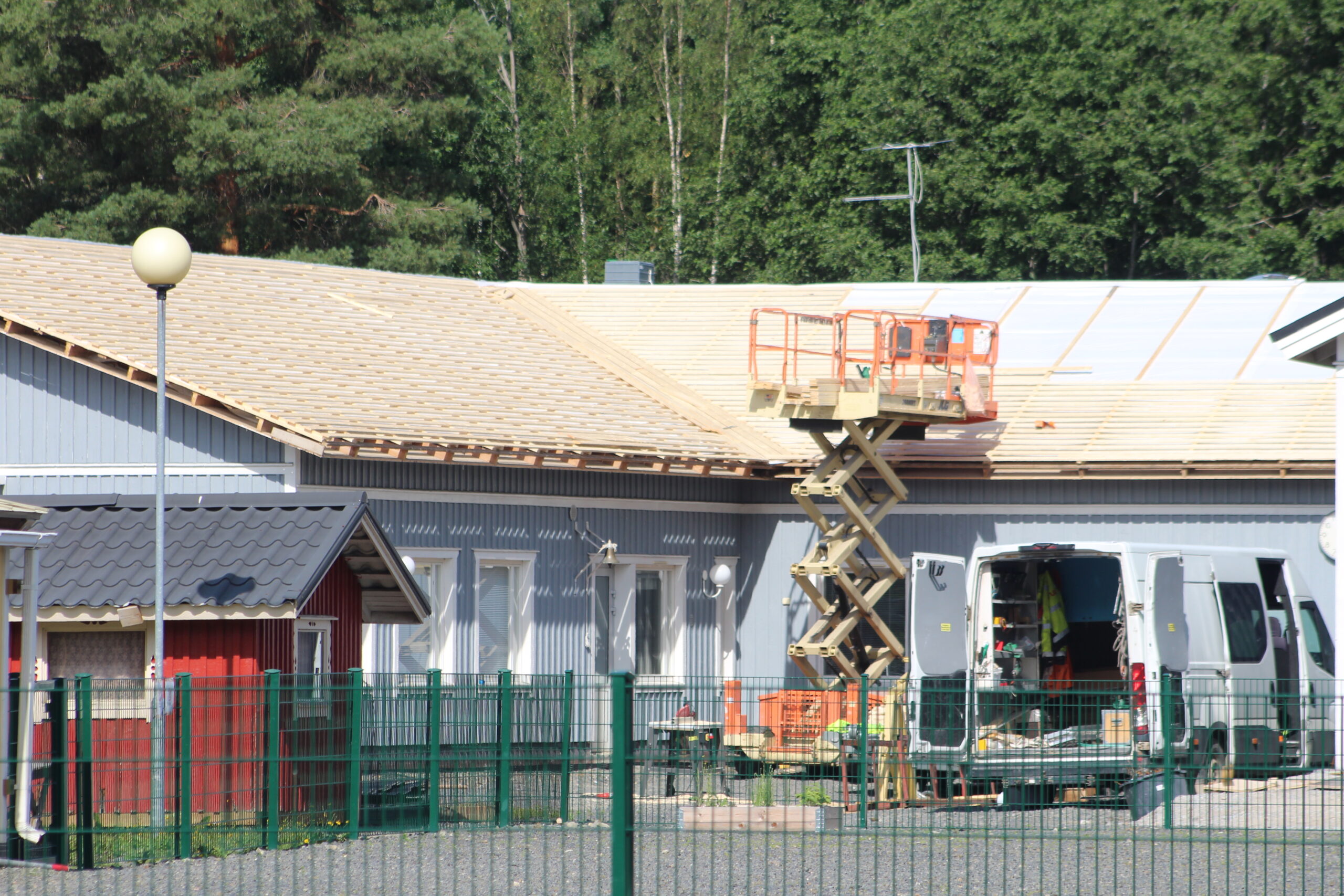 Rantakylän koulurakennuksessa on meneillään useampi saneerauskohde. Tällä hetkellä uusitaan koulurakennuksen kattoa.