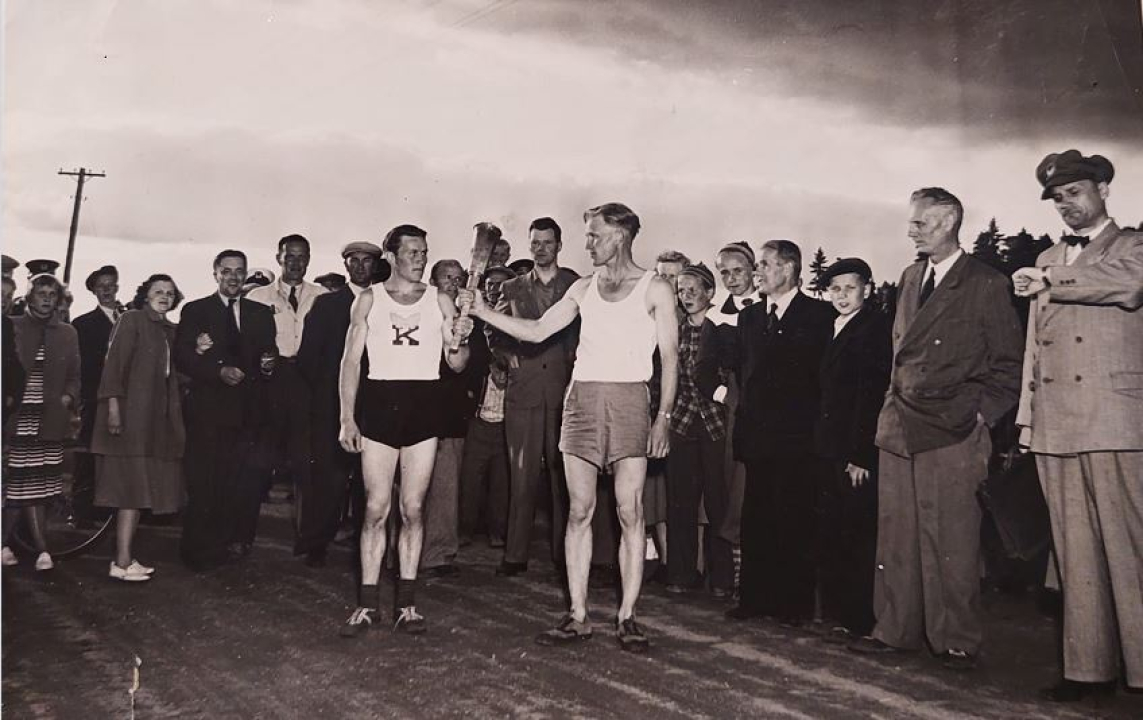 Perholainen Pentti Maanselkä luovutti olympiasoihdun Perhon rajalla Allan Karstuselle 13.7.1952.