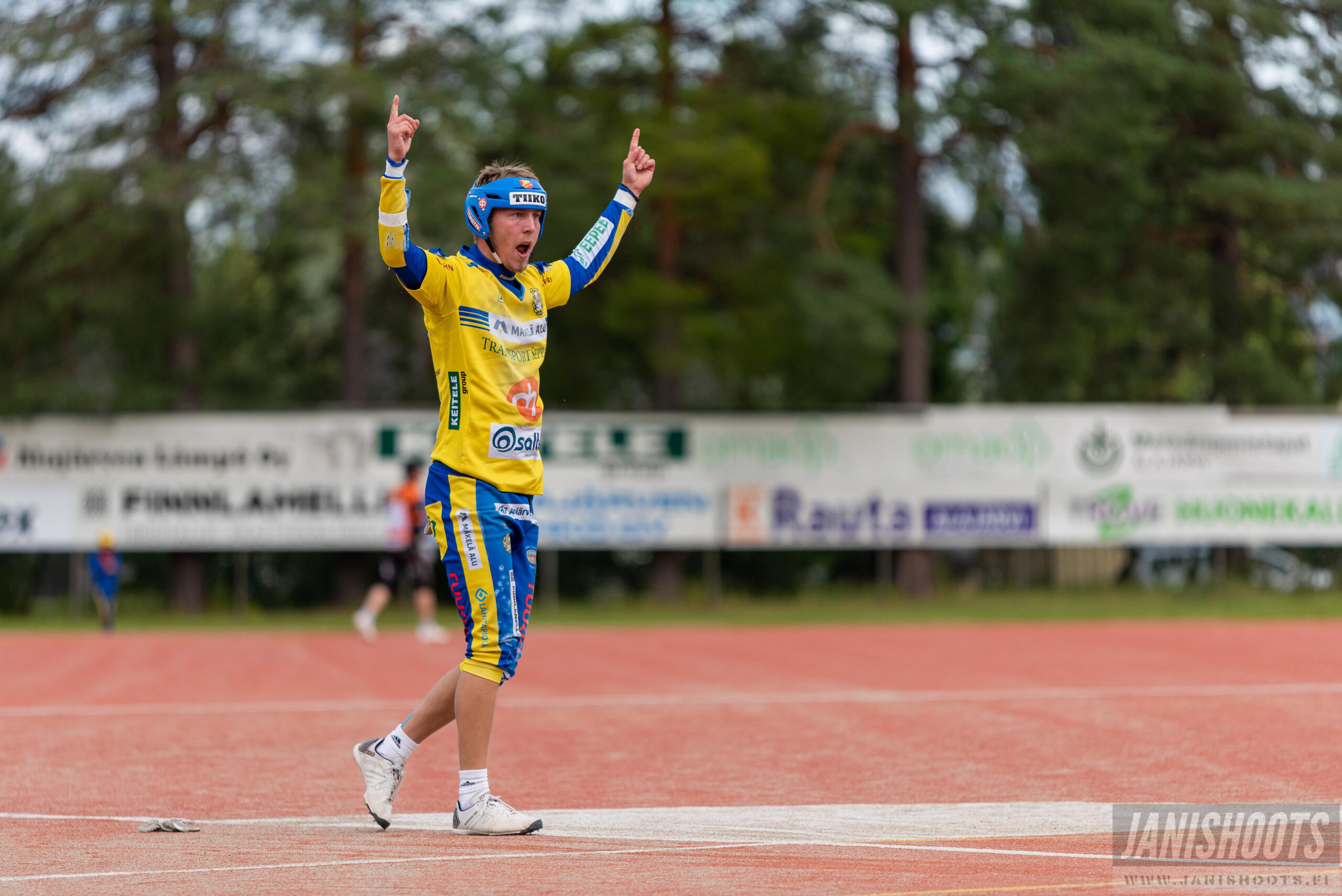 Kuvassa Ankkureitten luottopelaaja Nestori Yli-Sissala tuulettaa sisäpelionnistumista Kitron Stadionilla.