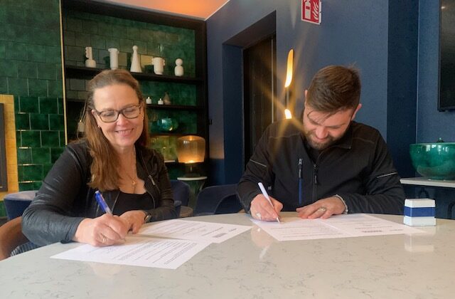 Yhteistyösopimusta allekirjoittamassa Triforman toimitusjohtaja Tiina Koivuniemi ja A.F.P.R.A:n johtaja Alban Lac.